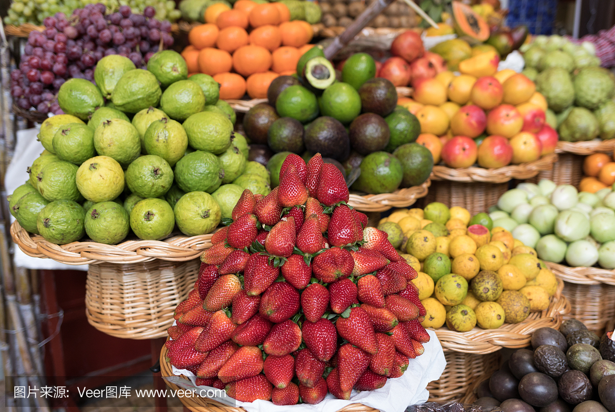 新鲜的异国水果在农贸市场。丰沙尔,木材