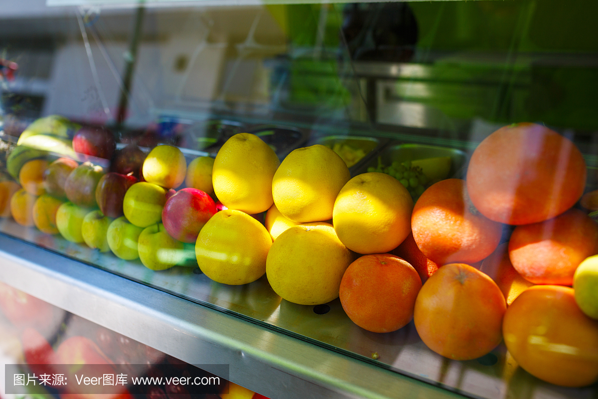 在市场上买新鲜水果做果汁。显示窗口